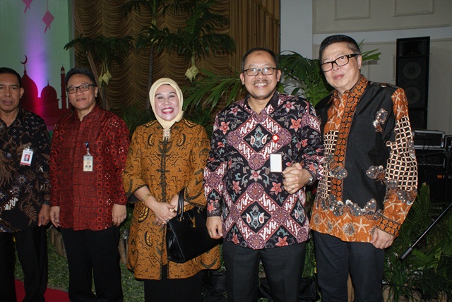 Herman Halim Ketua Perbanas Jatim (kanan) bersama Sukamto Kepala OJK Regional 4 Jatim (dua dari kanan) dan Benny Siswanto Pimpinan BI Jatim (empat dari kanan) berpose bersama seusai acara Silaturrahim yang digelar OJK Regional 4 Jatim di BK3S Convention Centre, Rabu (20/7/2016).