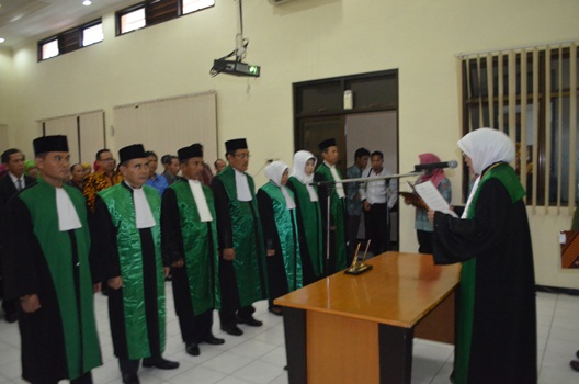 GN/FAKHRUR ROZIQ Tujuh hakim Pengadilan Agama dilantik Wakil Ketua PA Atifatur Rahmaniyah