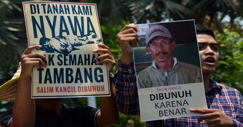 ISTIMEWA Pegiat lingkungan yang tergabung dalam solidaritas Surabaya untuk Salim Kancil melakukan aksi solidaritas terhadap pembunuhan petani penolak tambang pasir Lumajang bernama Salim Kancil di depan Gedung Negara Grahadi.