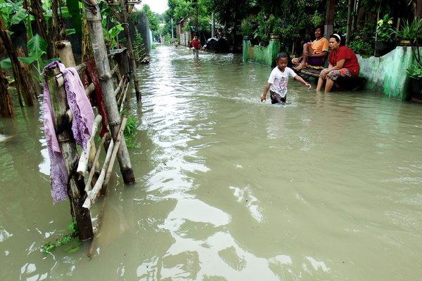 GN?IST Kondi banjir di Sampang belum akan bisa surut karena air laut sedang naik.