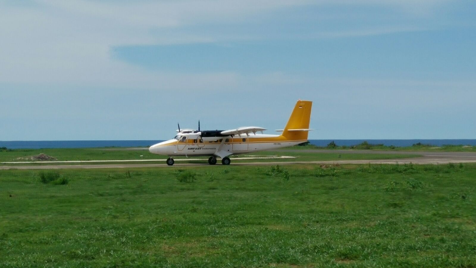 GN/ASEPTA Y PERMANA LAPTER HARUN TOHIR: Tampak salah satu pesawat kecil berkapsitas 15 seat sedang mencoba runway lapter Harun Tohir, di Bawean, Gresik, kemarin.
