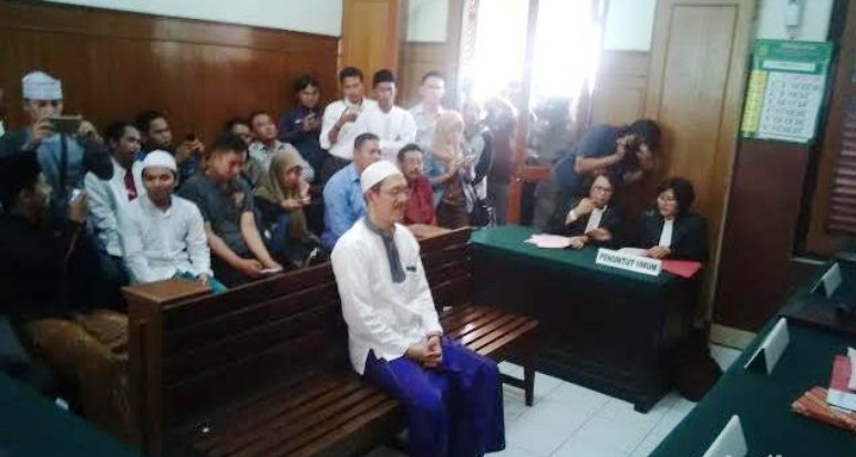 IstimewaKH Imam Buchori mendengarkan dakwaan jaksa penuntut di PN Surabaya.