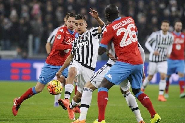 Istimewa Striker Juventus, Paulo Dybala dijepit dua pemain Napoli