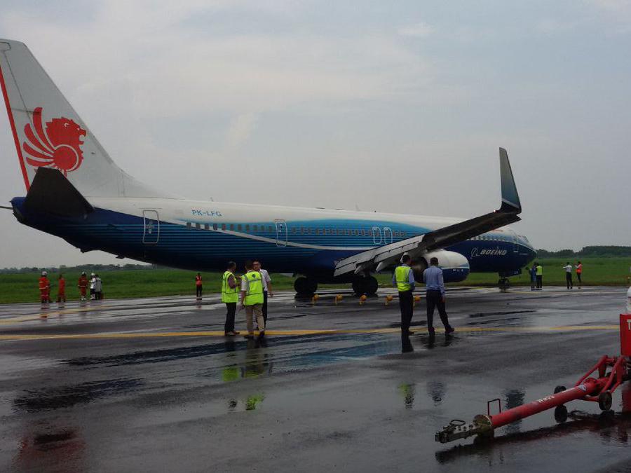 GN/Mario Siregar via e100 Pesawat Lion Air yang mengalami over run di bandara Juanda, Sabtu siang tadi. 