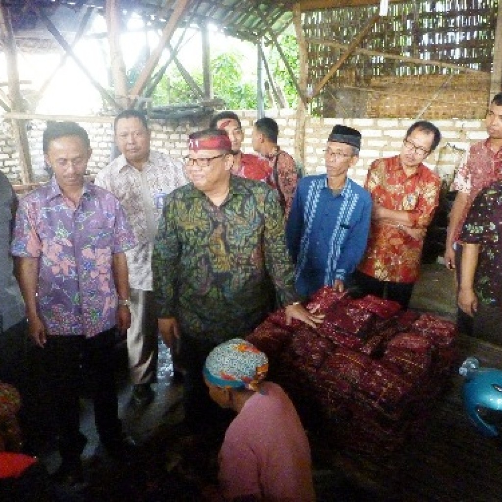 GN/MASDAWI DAHLAN Menteri Koperasi dan UKM Puspayoga didampingi Bupati Achmad Syafii menyaksikan proses pewarnaan batik.