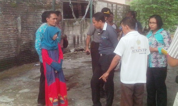 GN/DWI TEGUH Terduga korban upaya penculikan, ALU (baju merah) tengah diajak berbicara petugas.
