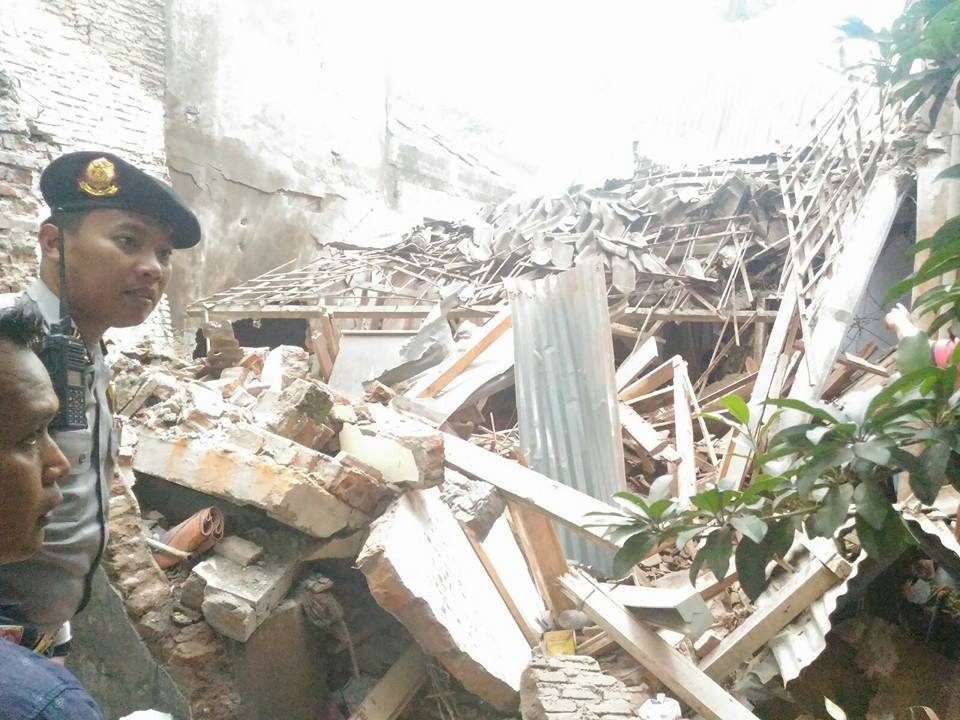 KOMUNITAS PEDULI MALANG FOR GLOBAL NEWS Kondisi rumah warga bernama Pujianto yang hancur ditimpa pesawat, Rabu (10/2/2016). 