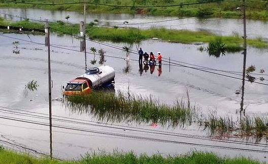 ISTIMEWA Banjir menggenangi Jalan raya Porong termasuk rel kereta api.