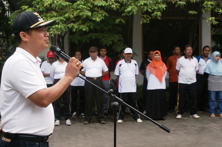 GN/M. Zacky PERANG: Camat Gayungan Soedibyo memberikan pengarahan pada acara Apel Gebyar Pemberantasan Sarang Nyamuk (PSN) di halaman kantor Kecamatan Gayungan, Jumat (18/3/2016).