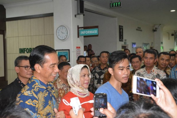 Istimewa Presiden Joko Widodo dan Ibu Negara Iriana mendampingi Gibran Rakabuming Raka usai kelahiran 