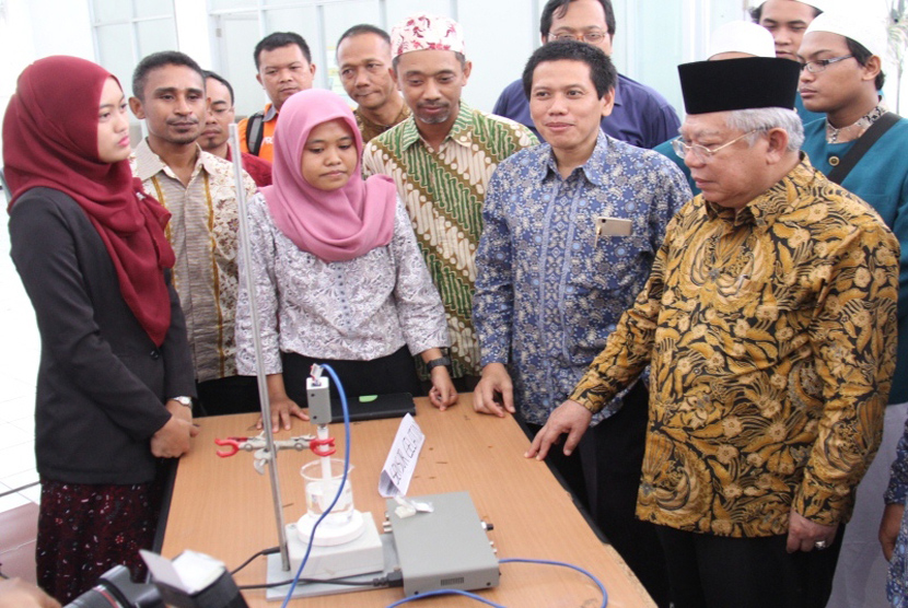 GN/ F. Al Aziz Ketua MUI KH Ma'ruf Amin melihat alat pendeteksi gelatin babi produksi ITS. 