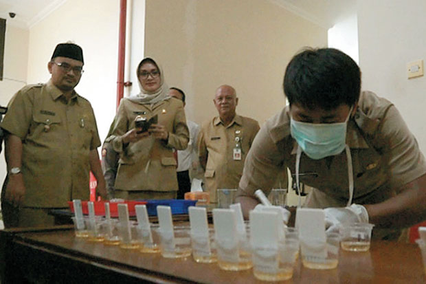 GN/Istimewa MENDADAK: Bupati Probolinggo P. Tantriana Sari dan Wabup Timbul menjalani tes urine narkoba.