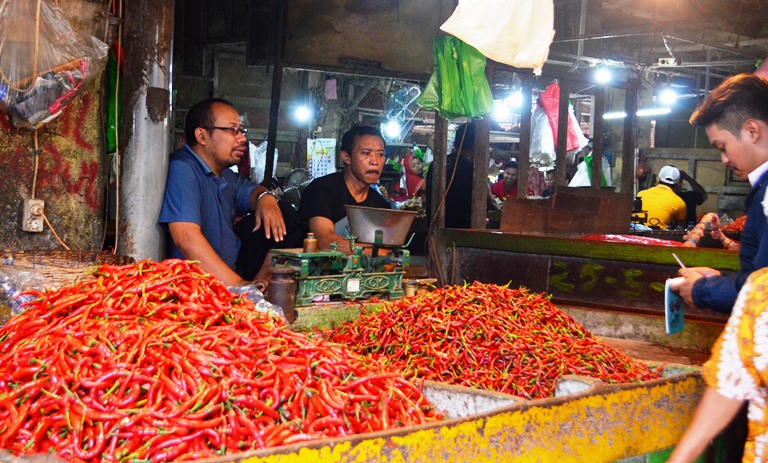 GN/FAKHRUR ROZIQ Pedagang di pasar-pasar Surabaya mengeluhkan naiknya harga sembako.  