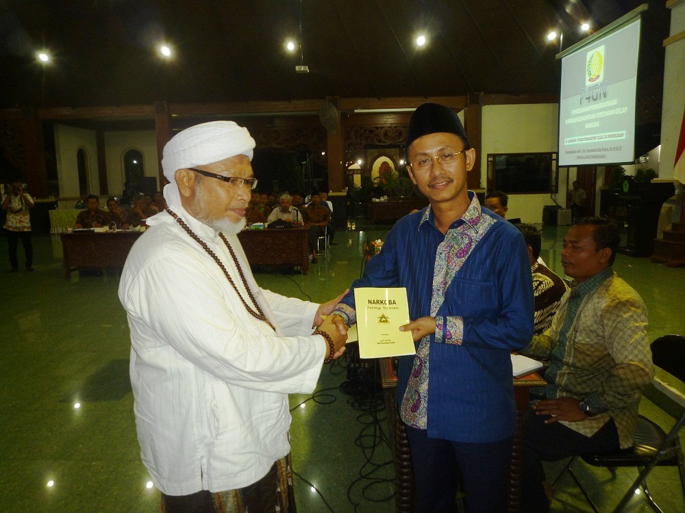 GN/ Masdawi Dahlan Bupati Achmad Syafii menerima buku konsep dan pemikiran penanganan narkoba dari para ulama.