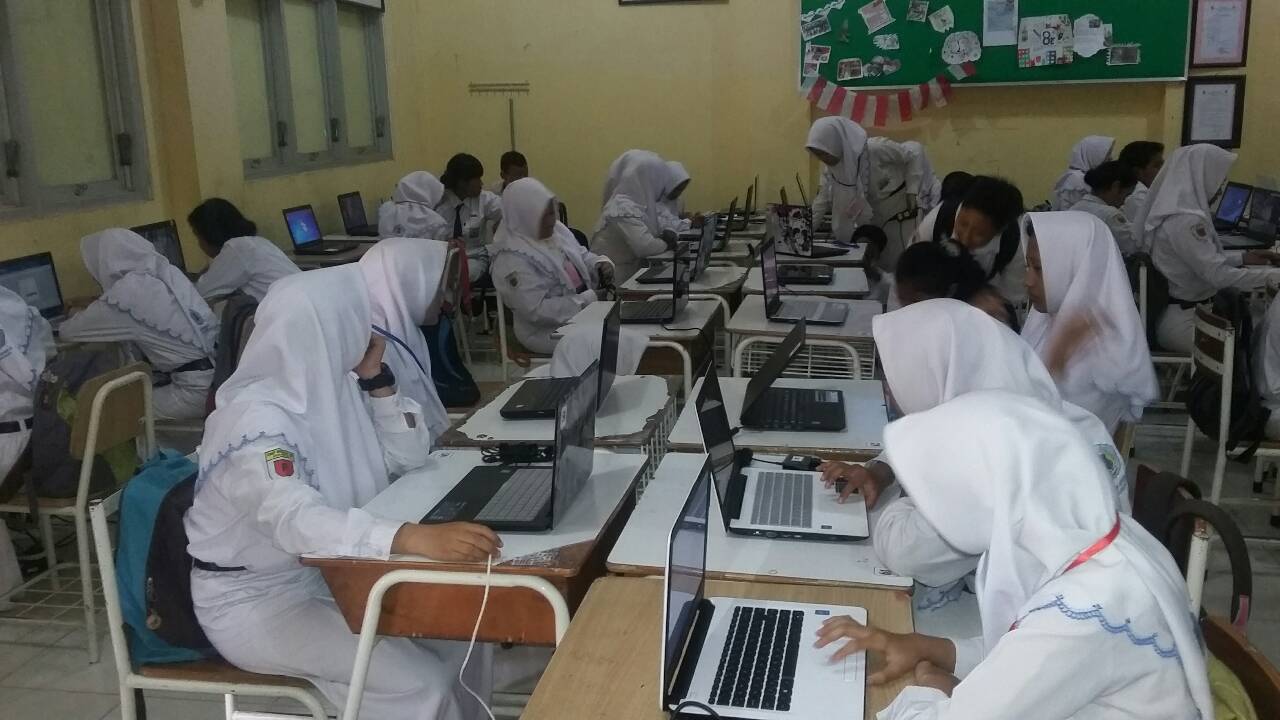 GN/Istimewa SIMULASI: Para siswa kelas SMPN 51 Balas Klumprik Surabaya mengikuti ujicoba ujian nasional berbasis komputer (UNBK) di sekolah mereka. Pelaksanaan UNBK dinilai belum sepenuhnya menghilankan potensi kecurangan. Termasuk salah satunya gangguan para hacker yang coba-coba mencari keuntungan dari pelaksanaan UNBK.    