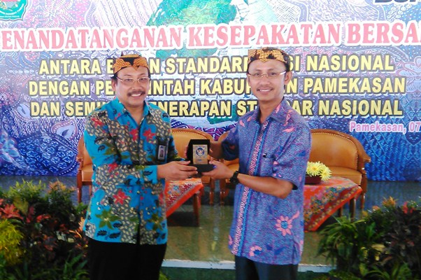 GN/Masdawi Dahlan Bupati Achmad Syafii memberikan cenderamata pada Kepala BSN Bambang Prasetio.