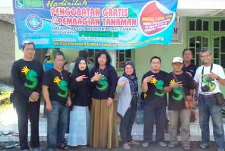 GN/Istimewa MURNI SOSIAL: Pengurus Forwod melakukan pengobatan gratis dan membagikan tanaman secara Cuma-Cuma kepada warga Dusun Gisik Desa Wirobiting, Prambon. 
