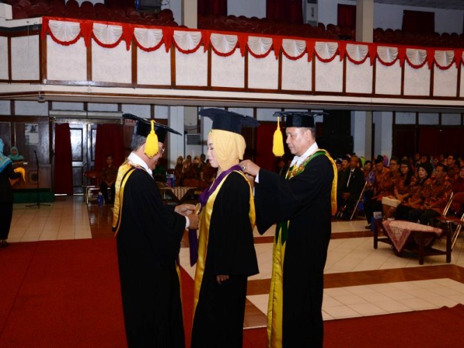 Prof. DR. Nunuk Suryani dilantik sebagai guru besar ke-177 di Universitas Negeri Sebelas Maret (UNS) Solo. 