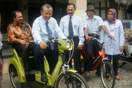 GN/TOTOK SUWARTO UJIICOBA: Rektor UNS Prof. DR. Ravik Karsidi memboncengkan Dirjen Pengembangan Inovasi Kemenristek Dikti saat mencoba sepeda listrik.  