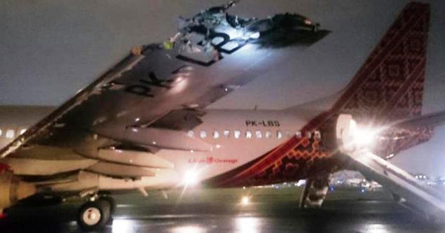 GN?Istimewa Kondisi sayap kiri pesawat batik Air yang rusak usai senggolan, Senin (4/4/2016) malam.