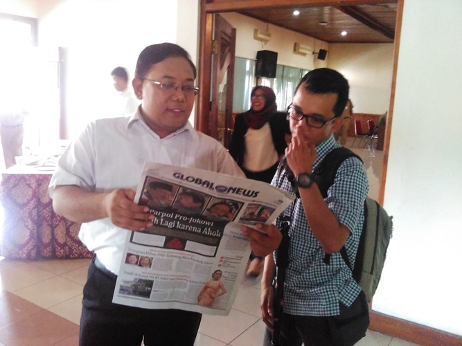 GN/Totol Suwarto Dr. Srihascaryo dari UNS tengah membaca koran Global News bersama mahasiswanya di sela Forum Diskusi Kapasitas Kehumasan Pemkot Solo, Senin kemarin.