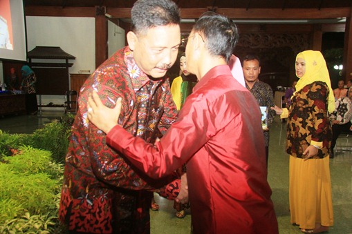 GN/Masdawi Dahlan Bupati Achmad Syafii (kanan) menjabat Sugeng Muntaha dalam pisah kenal, akhir pekan kemarin.  