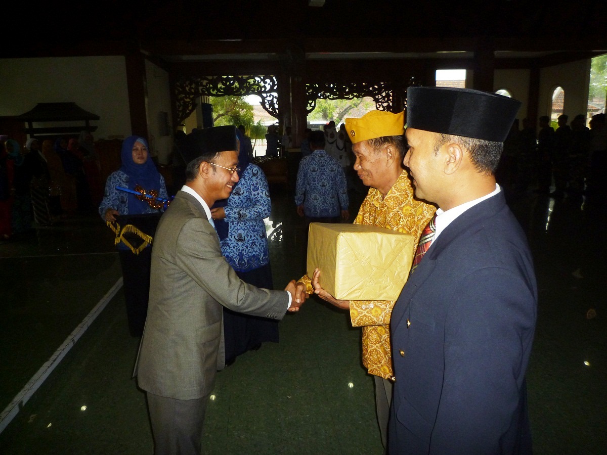 GN/Masdawi Dahlan  Bupati Achmad Syafii menyerahkan bantuan pada para veteran pejuang.  