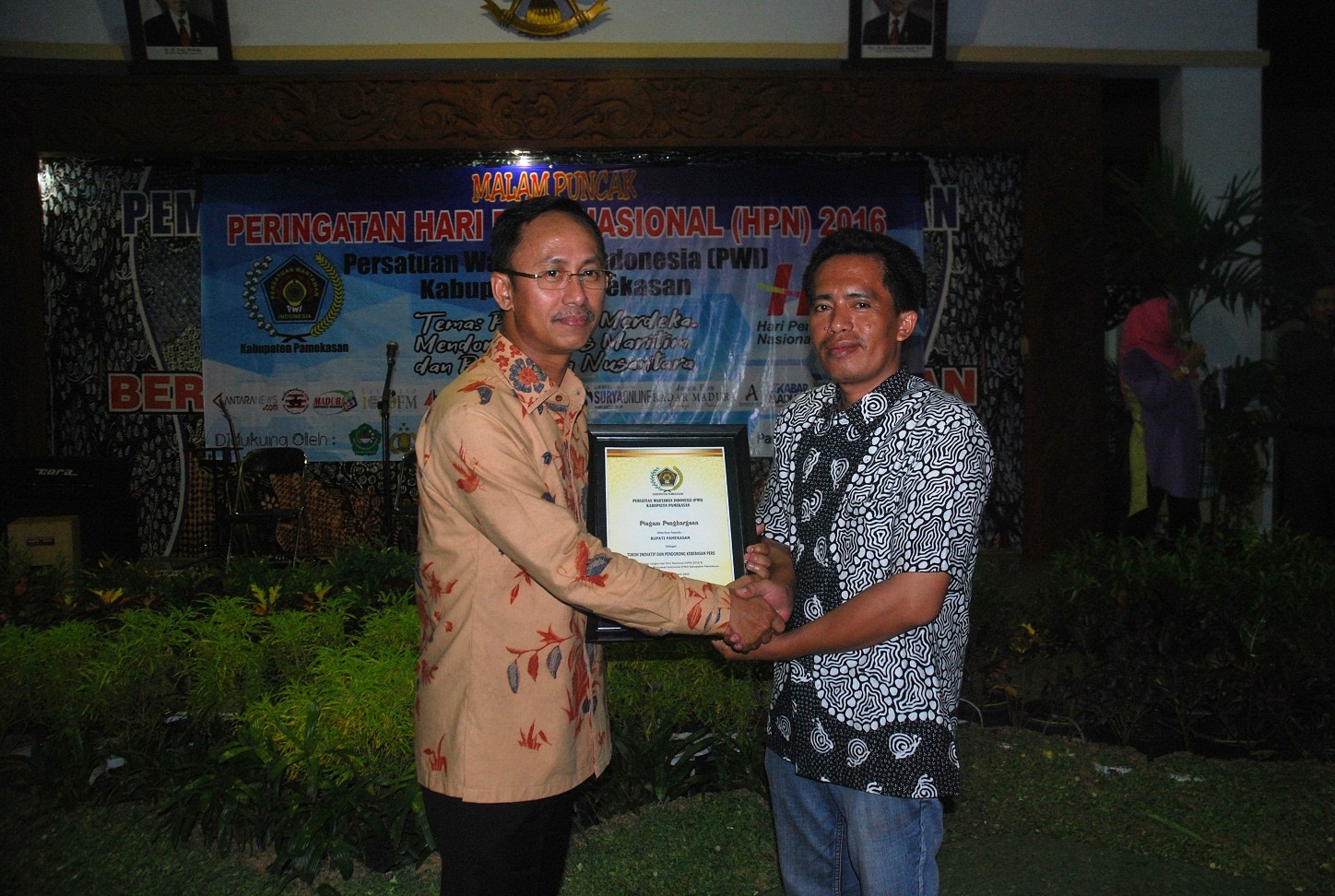 GN/Masdawi Dahlan Bupati Pamekasan Achmad Syafii (kiri) menerima penghargaan dari Ketua PWI Pamekasan Abd Azis. 