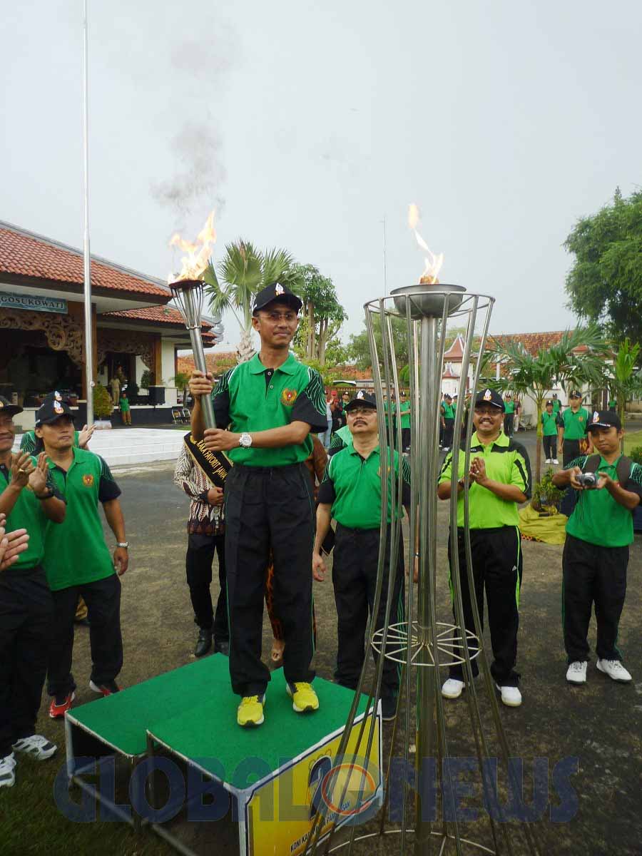 GN/Masdawi Dahlan  Bupati Pamekasan Achmad Syafii menyulut obor tanda dimulainya Porkab IV Pamekasan  