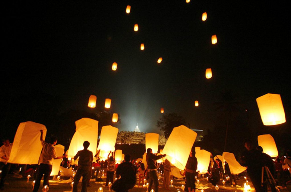 GN/Istimewa Suasana perayaan Waisak di Candi Borobudur dengan melepaskan ribuan lentera ke udara.  