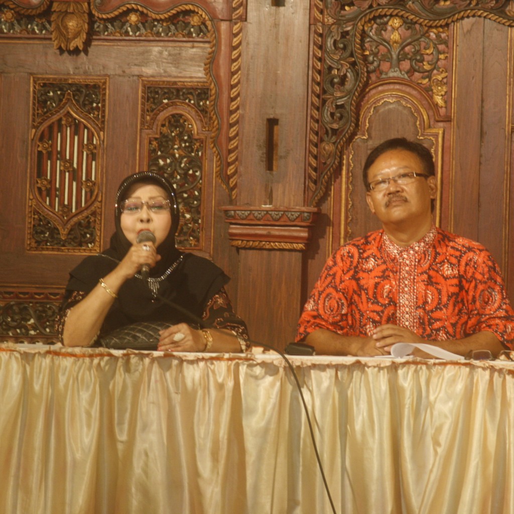 GN/Tok Suwarto TERUS MENYANYI: Waldjinah bersama Ketua Panitia Pelaksana Solo Keroncong Festival 2016, Hari Mulyono. 