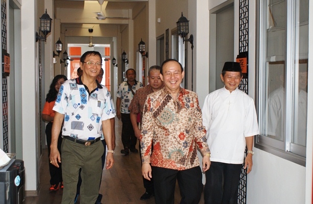 H.A Nurawi dan H. Syaukani Ong serta beberapa tokoh Tionghoa muslim melihat GuestHouse Graha 100 yang dikelola dengan manajemen syariah. 
