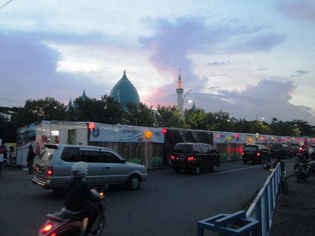 GN/F. Al Aziz Suasana salah satu kawasan bagian selatan Masjid Al Akbar Surabaya tempat digelar bazar Ramadhan yang diduga belum mendapat izin dari Pemkot Surabaya. Penempatan tenda-tenda yang menempati damija dan rumija yang menjadi salah satu persoalan.   