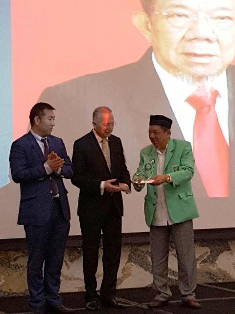 GN/Istimewa HMY Bambang Sujanto menerima Zheng He International Peace Award 2016