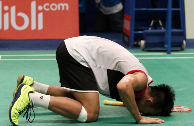 GN/Istimewa Pemain tunggal Indonesia Ihsan Maulana Mustofa sujud syukur usai tampil mengejutkan dengan mengalahkan pemain unggulan China. 