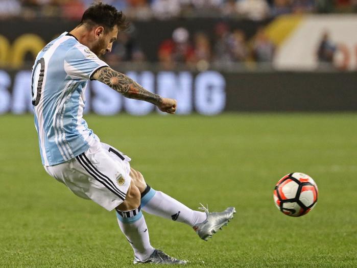 Lionel Messi saat melepaskan sepakan yang menghasilkan gol keduanya dalam laga menghadapi Panama, Sabtu (11/6/2016).
