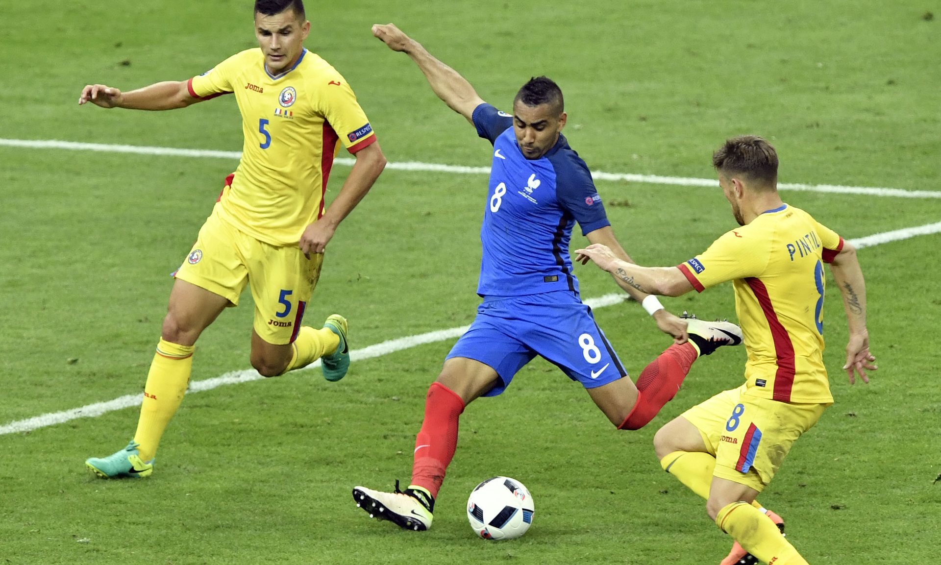 GN/The Guardian Payet (tengah) saat hendak melepaskan sepakan kaki kiri yang akhirnya berbuah gol penentu kemenangan Prancis atas Rumania.