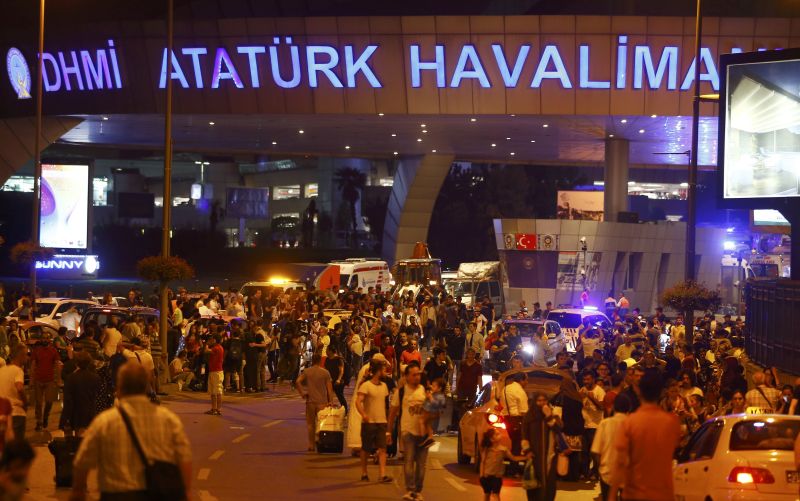 GN/Reuters Suasana Bandara Ataturk setelah terjadinya ledakan bom bunuh diri, Rabu (29/6/2016).