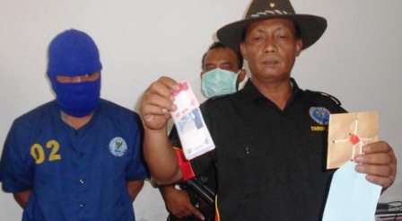 GN/Istimewa Kabid Penindakan dan Pemberantasan BNNP Jawa Timur AKBP Bagijo Hadi Kurnijanto menunjukkan barang bukti yang disita dari rumah tersangka Jumali saat diperlihatkan di kantor BNNP Jatim, Kamis (2/6/2016).