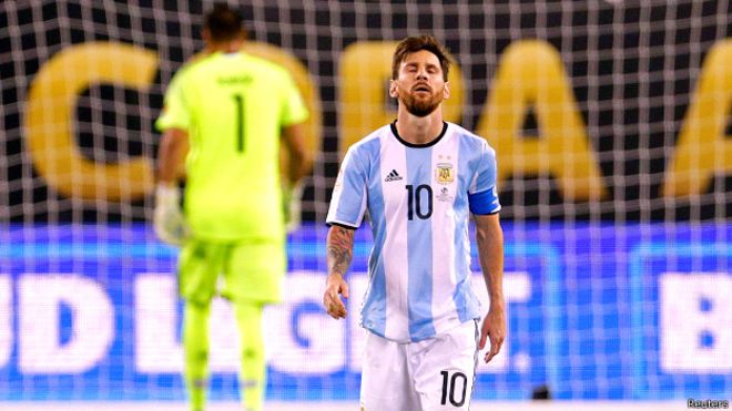 GN/BBC Raut muka penyesalan Lionel Messi seusai gagal melakukan eksekusi penalti. 