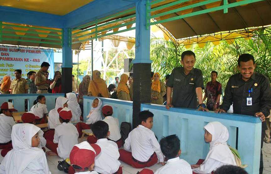 GN/Masdawi Dahlan Bupati Achmad Syafii meninjau kegiatan di Perpustakaan Umum Daerah Pamekasan. 