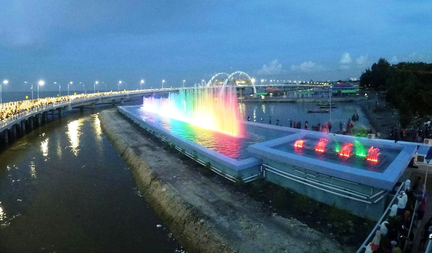 GN/Istimewa Air mancur menari berhias pendaran lampu warna warni yang melengkapi Jembatan Suroboyo hanya dinyalakan saat malam minggu dan hanya selama satu jam saja.