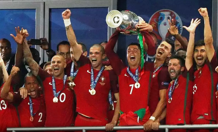 GN/Istimewa Para pemain timnas Portugal melampiaskan kegembiraan usai meraih trofi Piala Eropa 2016, Senin (11/7/2016) dini hari tadi.  