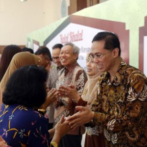 GN/Istimewa Dirut PT. Semen Indonesia, Rizkan Chandra saat bersama jajaran manajemen PT. Semen Indonesia berbaur dengan karyawan dalam halal bihalal yang diselenggarakan perusahaan. 
