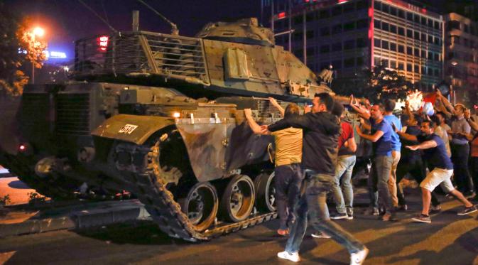 GN/Istimewa Sejumlah warga sipil Turki berusaha menghalangi lajunya tank militer yang digunakan dalam upaya kudeta terhadap pemerintahan Presiden Recep tayyip Erdogan, Sabtu 16/7/2016).