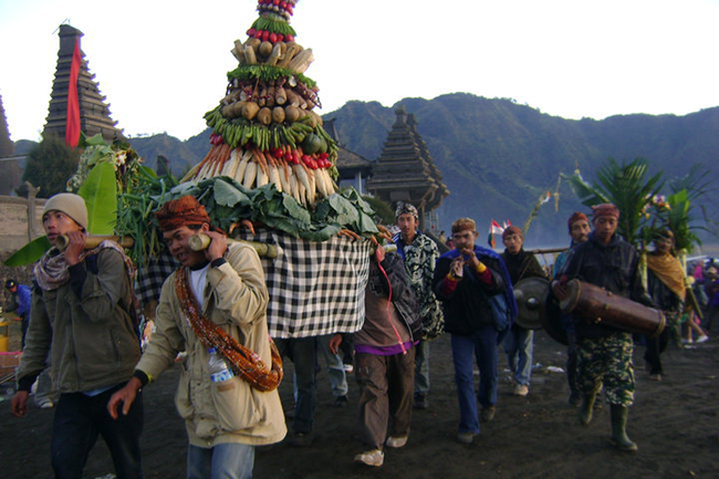 IST HASIL BUMI: Tampak masyarakat suku Tengger sedang mempersiapkan upacara Hari Raya Kasada Bromo 2016 dengan membawa hasil bumi dan ternak ayam sebagai pelengkap sesaji. 