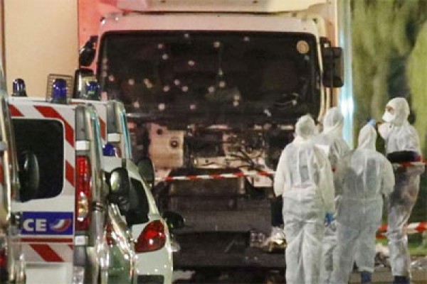 GN/Istimewa Kondisi truk yang ternyata mengangkut senjata setelah menabrak kerumunan orang di Nice, Prancis. 