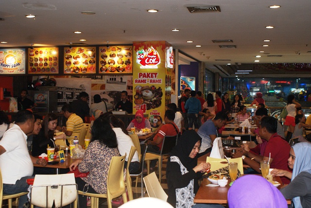 GN/Erfandi Putra Suasana pengunjung food court Plasa Surabaya yang dijubeli pengunjung karena menunya yang dinilai lebih variatif daripada tempat lain.