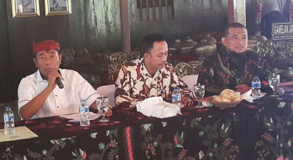 GN/ISTIMEWA H Lulung (kiri) bersama Bupati Achmad Syafii dalam pertemuan dengan UKM di TMII Jakarta. 