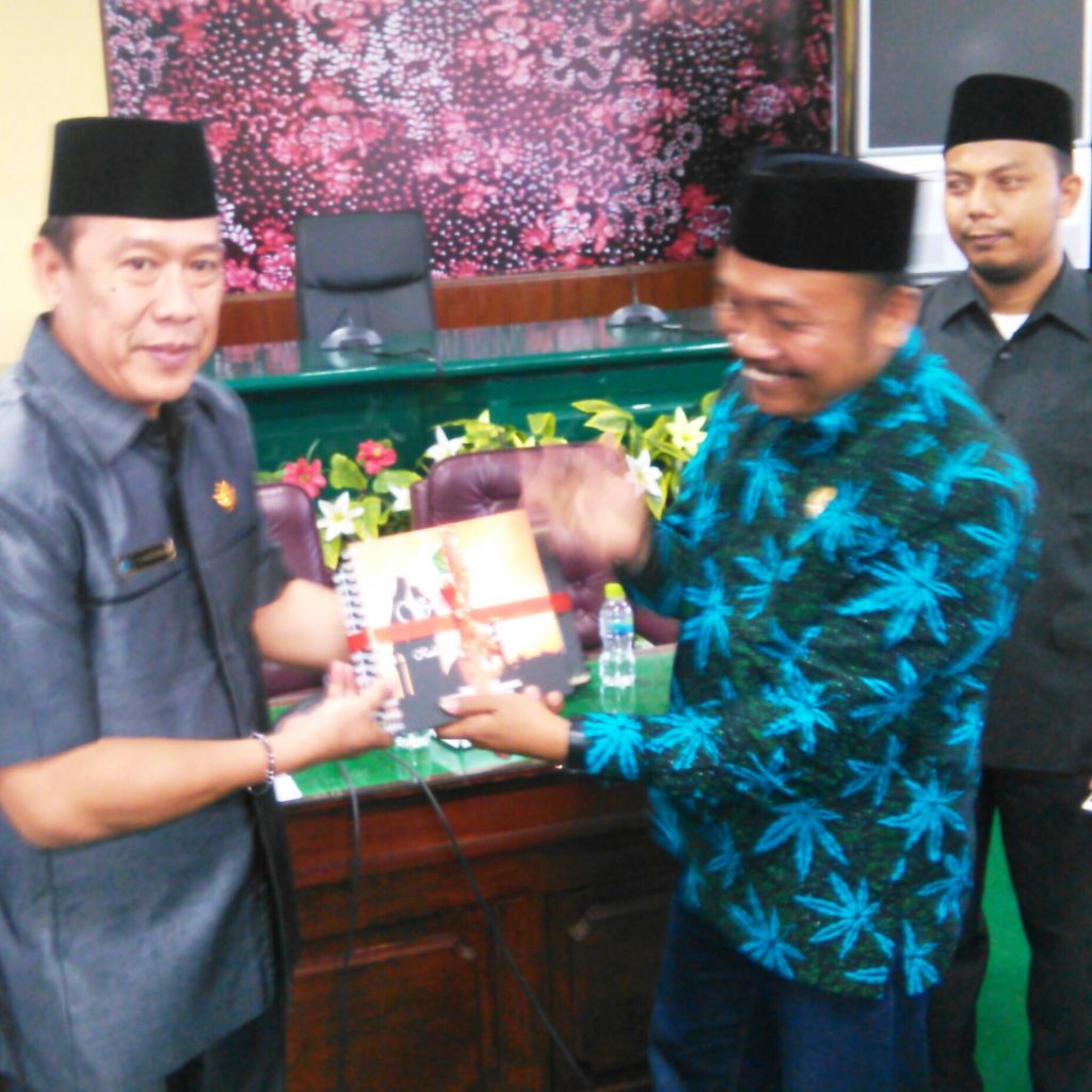 GN/Masdawi Dahlan Ketua DPRD Kota Probolinggo Rudiyanto (kiri) menerima cendramata dari Ketua Komisi IV DPRD Pamekasan Apik SPdI 